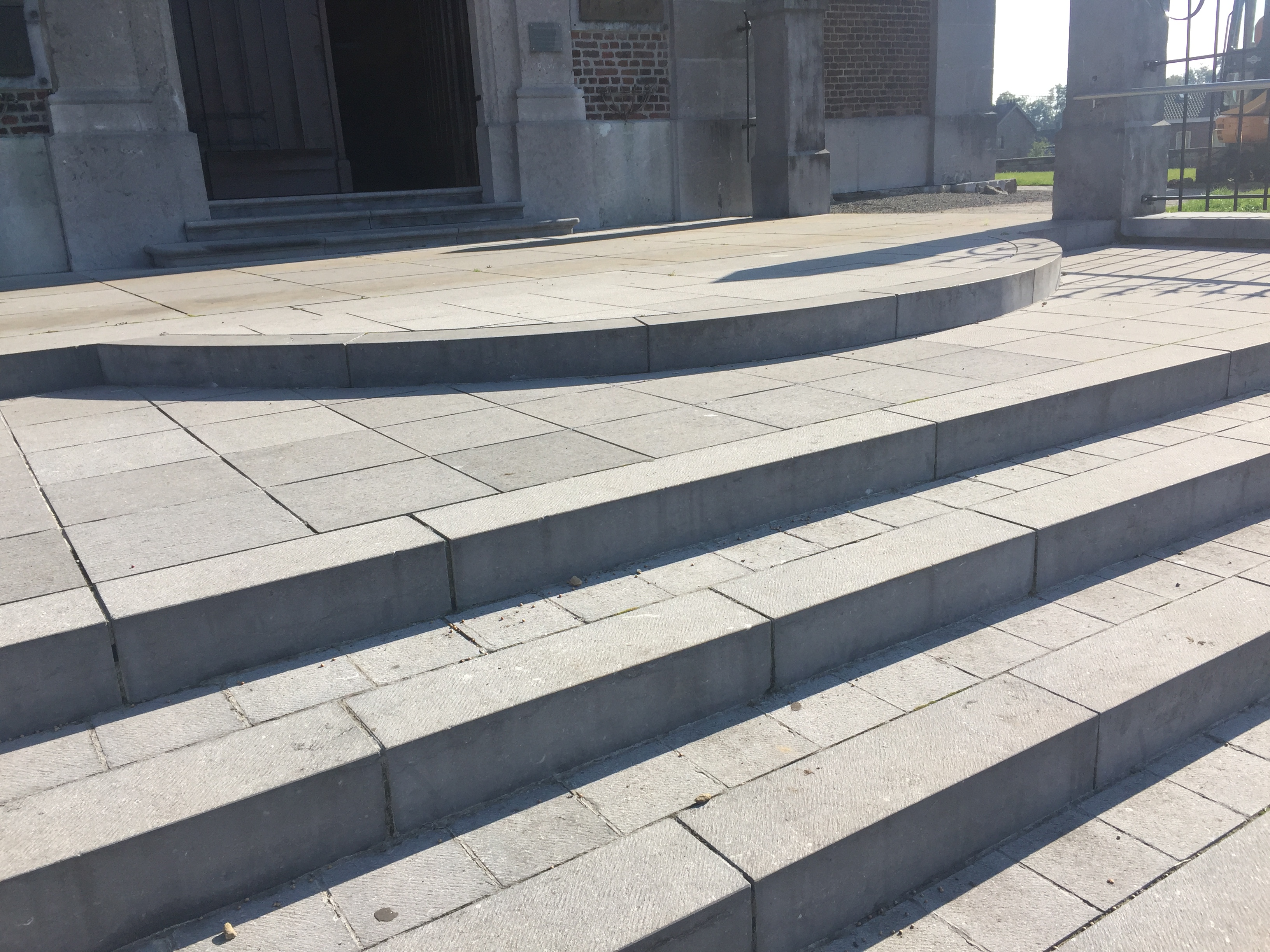 Rénovation des escaliers extérieurs de l'église de Montzen